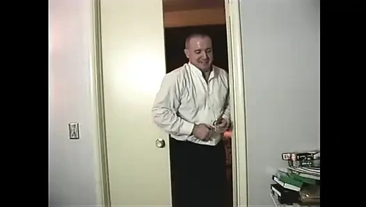 Üvey baba büyük yarağıyla üvey kızının götünü sikmek için bir otel odası alıyor