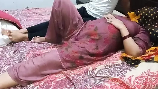 Sardi me üvey anne ke sath yatak kiya'yı üvey anne ki moti gand ko choda ile paylaşıyor Hintçe sesli