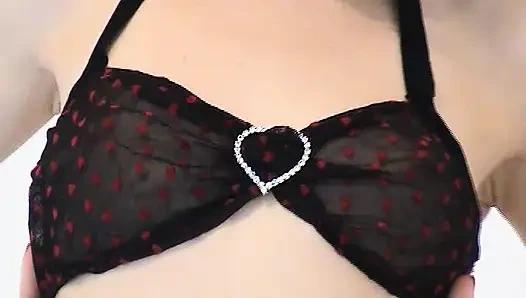 Genç sıska esmer kendini gösteriyor