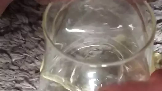 Bir bardağa işemek