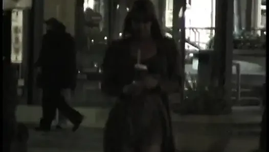 Olgun kızıl saçlı adamın şişman korosunda dizlerinin üzerinde sallıyor