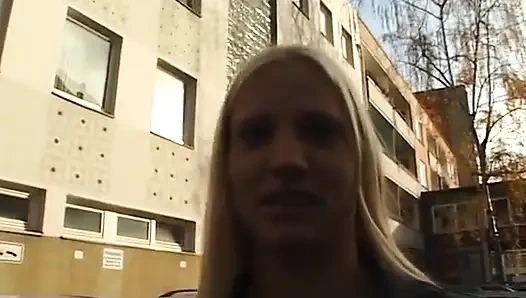 Ines, Alman sarışın, açık havada karşılama