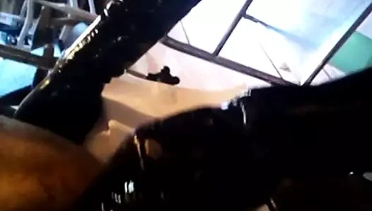 Dirseğine yumruk atıyor