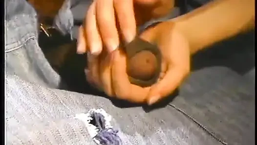 Sevimli esmer koca sikli siyah bir aygıra hizmet ettikten sonra yüzüne boşalıyor