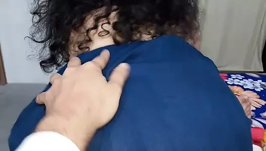 Kayınpeder gelini tarafından düz Hintçe sesli yağ masajı bahanesiyle sikiliyor.