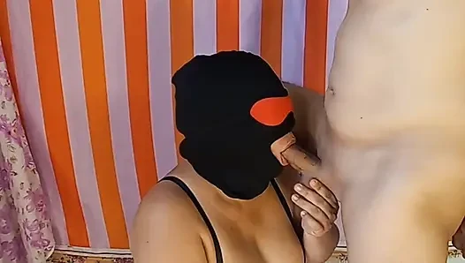 Amatör Hintli evli kadın maskeli gırtlağına kadar alıyor
