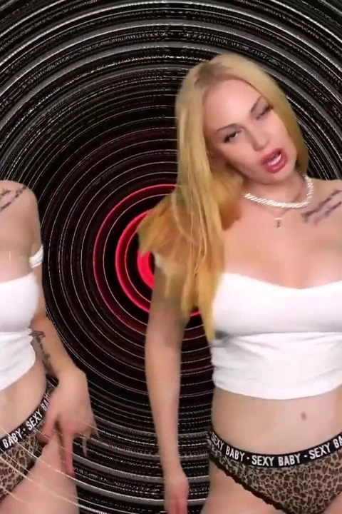 Büyüleyici şehvetli baştan çıkarmamda kayboldum ve yarağını sıvazla!