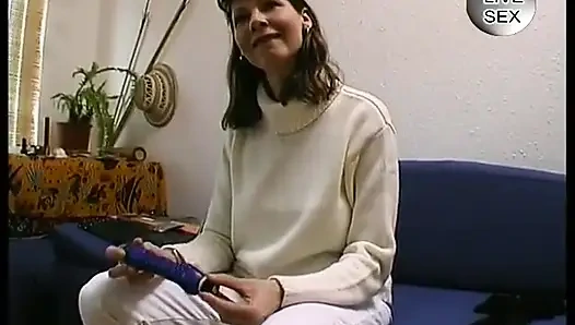 Siyahi esmer kadın harika bir göğüsle muamele çekiyor