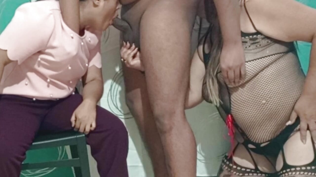 Üvey kız kardeş 70 yaşındaki olgun fahişe üvey annemle yarak emiyor