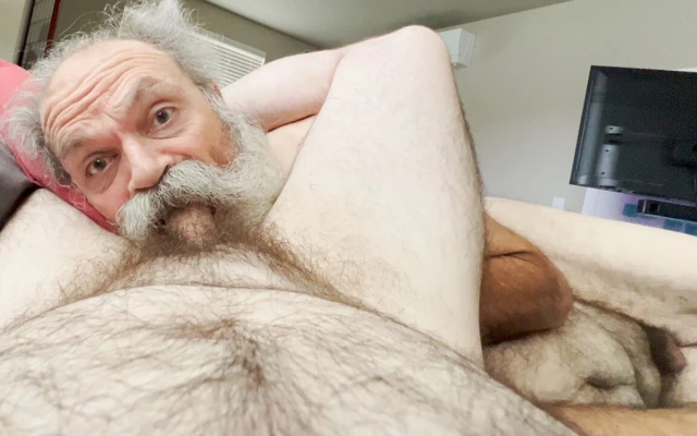 Yaşlı kıllı baba ayı oğlanı emiyor