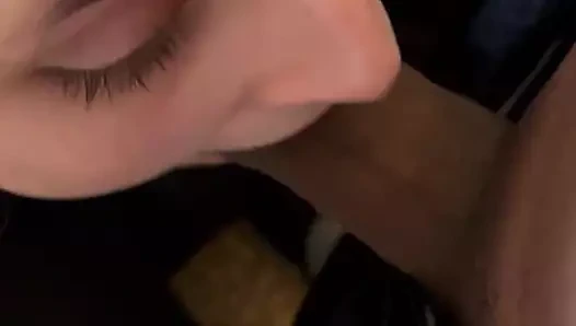 Kalın siyah yarağı emiyor ve öğürüyor