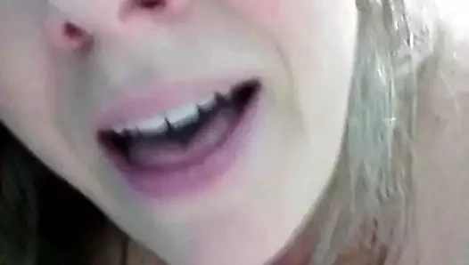 Seksi brenda adalet bir şarkı söylüyor