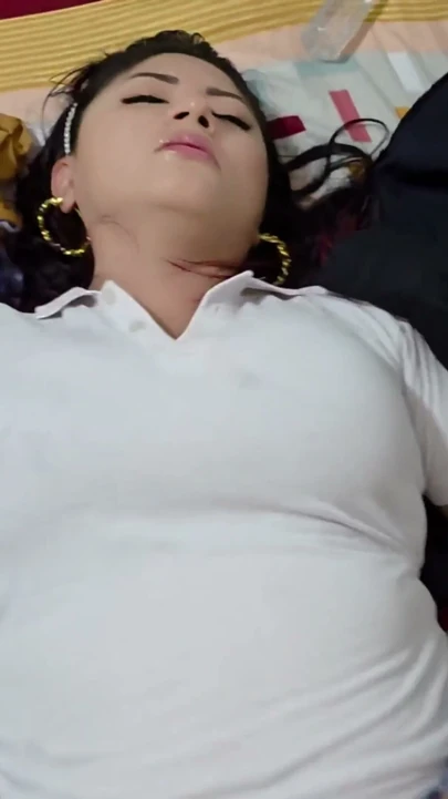 Azgın bir Latina, bacaklarının arasını ıslatmam için evime giriyor. | Klip 3