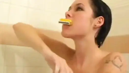 Seksi genç allie duşta tıraş oluyor