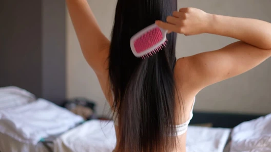 Esmer uzun saç fetişi. Hair Combing