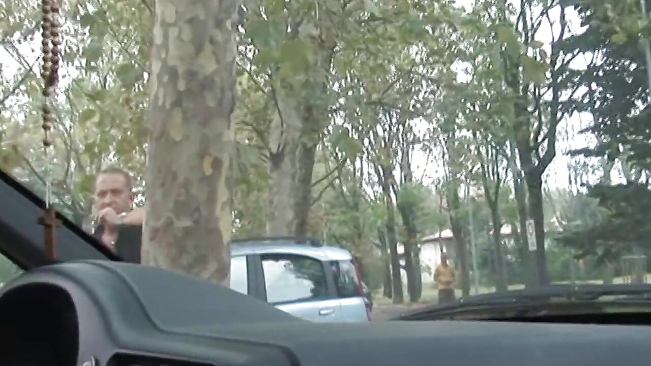 Siyah çoraplı ateşli esmer kadın parkta seks için sikiliyor