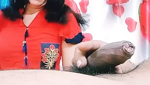 Web kamerasında sikişmeye hazırlanıyorlar.