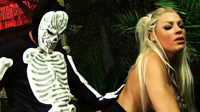 Cindy Behr buharlı bir grup karşılaşmasında baştan çıkarıcı bir ayine öncülük yapıyor