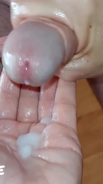 Обязательный для просмотра момент из "Стрельбы толстых сливочной веревки из яиц свисающих с его хуя. Подборка спермы в замедленной съемке (время доения)"