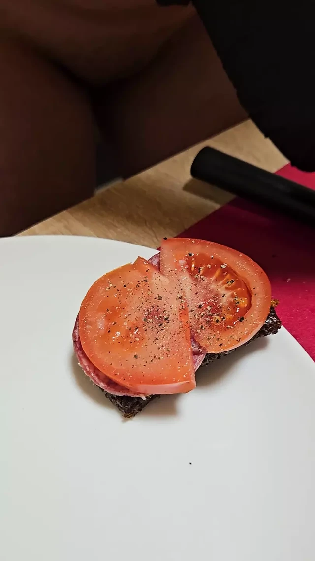 Yeni Emma'nın yemek pişirme şovu. S1e2: sarımsaklı ekmekler ve çıplak memeler.
