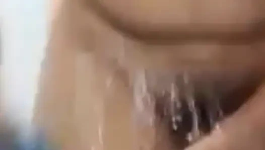 Hintli kız çıplak banyo yapıyor