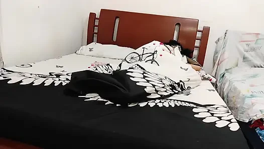 Üvey Anne, Aptal Üvey Oğluyla Örtü Altında Seks Yapıyor