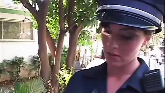 Güzel büyük memeli amcık bahçede sikişiyor