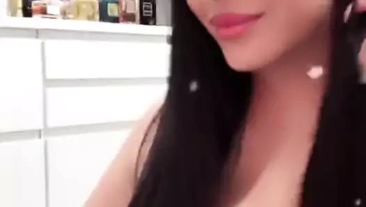 İranlı kız güzel göğüslerini gösterdi