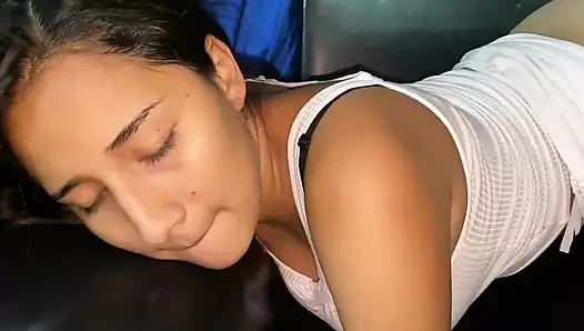 Ebeveynlerimin evinde yalnızken üvey kız kardeşimi sikiyorum