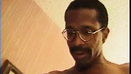 Sarışın sürtük ağzına uzun siyah horoz ile aşk yapar