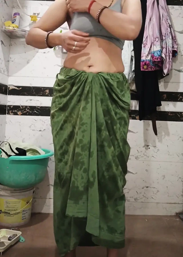 Priya bhabi güzel vücut gösterisi