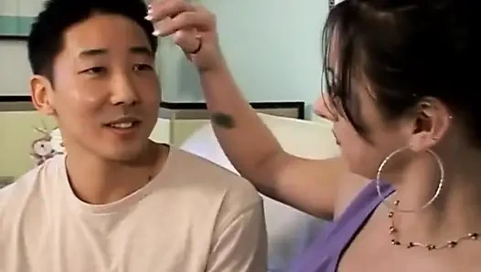 Dövmeli büyük memeli orta yaşlı seksi kadın sikişiyor, Asyalı büyük yarak emiyor... ağzına boşalma