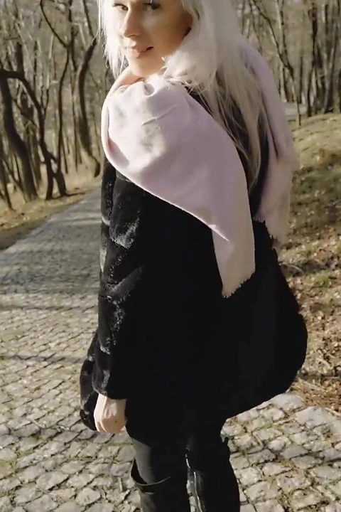 Tinder'dan rastgele adamla yürüyüşte riskli halka açık sikiş