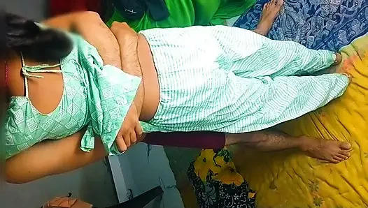 Çok erotik ses ahhhhh. Hintli desi okulu viral mms video öğretmeni ve öğrencisi sert genç kızı ilk kez sert orgazm ediyor