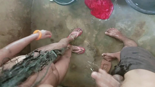 Genç oğlan banyoda çıplak yengeyi sikiyor Hintli sert desi seks videosu