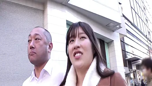Public plaza kiss addict daha fazlası için yalvarıyor hareket halinde öpüşmeye devam ediyor sonra oral ve ağız bitiyor