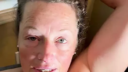 Evli kadın ayak oyunuyla edepsizleşiyor, üvey babam beni sikiyor