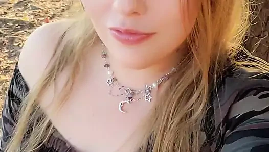 Güzel yüzlü tombul orta yaşlı seksi kadın herkesin içinde açık havada göğüslerini teşhir ediyor ve azdırıyor bölüm 1