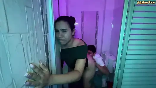 Diskonun banyolarında sikişiyor