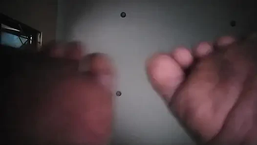 Sevimli ateşli kız 18+ tüm varlıklarınız karşılığında temiz yalamak için pis ayaklarıyla sizi kutsar.