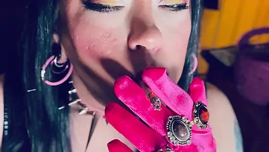 Yaptığı işte en iyisi o! Tina Snua kibritli bir sigara yakıyor ve eldivenle sigara içiyor