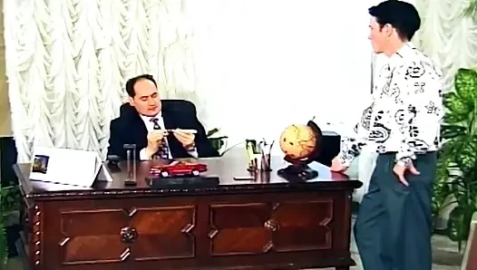 Kırmızı elbiseli esmer masa ve bilardo masasında sikiliyor
