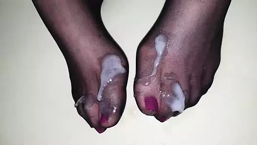 Karısının naylon ayaklarına büyük boşalma