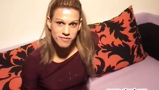 Evde servis travesti azgın bir adamı baştan çıkarıyor