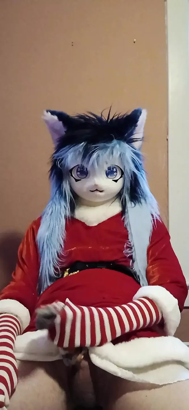 Rahatsız edici ahşap sandalyede mastürbasyon yapıyor