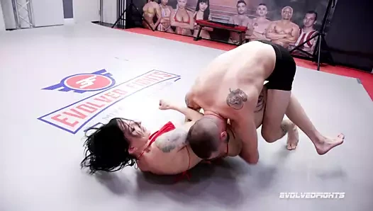 Agatha lezzetli vs Cody Carter - Cody yenilmeden agatha'nın kedi köpek stilini deneyebilir mi?