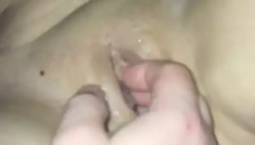 vier Finger in der Muschi und sie geht richtig ab!