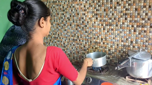 PARNITA SEX WITH NEW HUSBEND AT KITCHAN