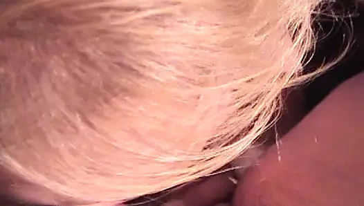 İki muhteşem sarışın hatun doyamıyor