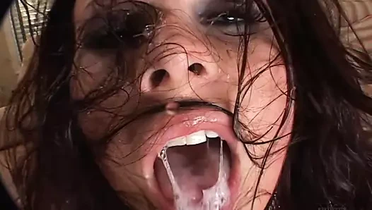 Brunette Milf mit dicken Titten liebt Dreier